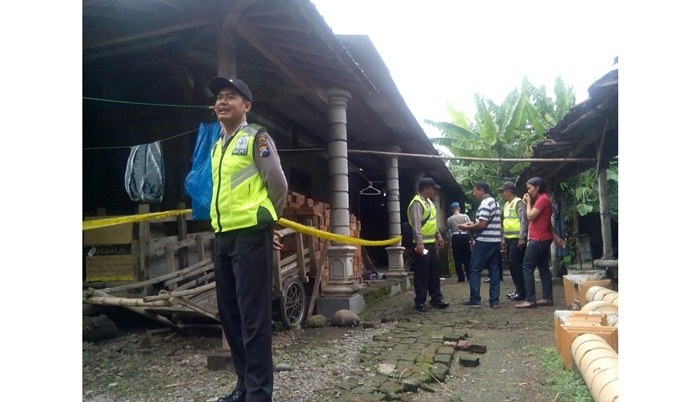 Rumah tempat penyekapan yang dilakukan oleh terduga Yuni sedang diperiksa petugas.