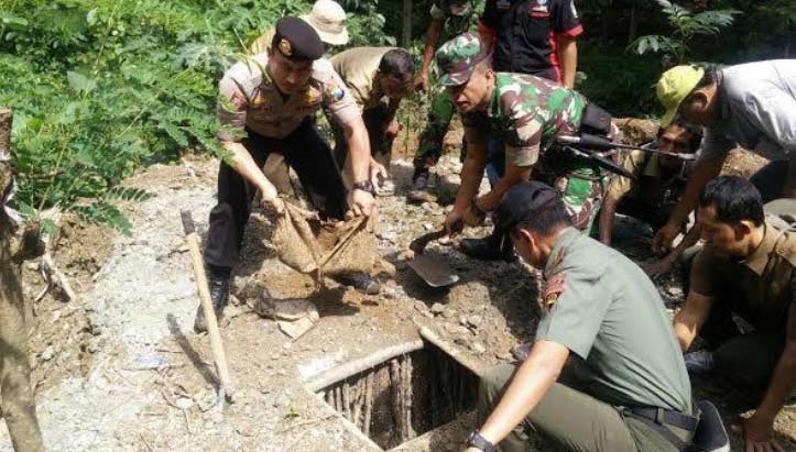 Tim gabungan saat menutup lubang tambang emas di Gunung Manggar, kemarin. foto: detikcom