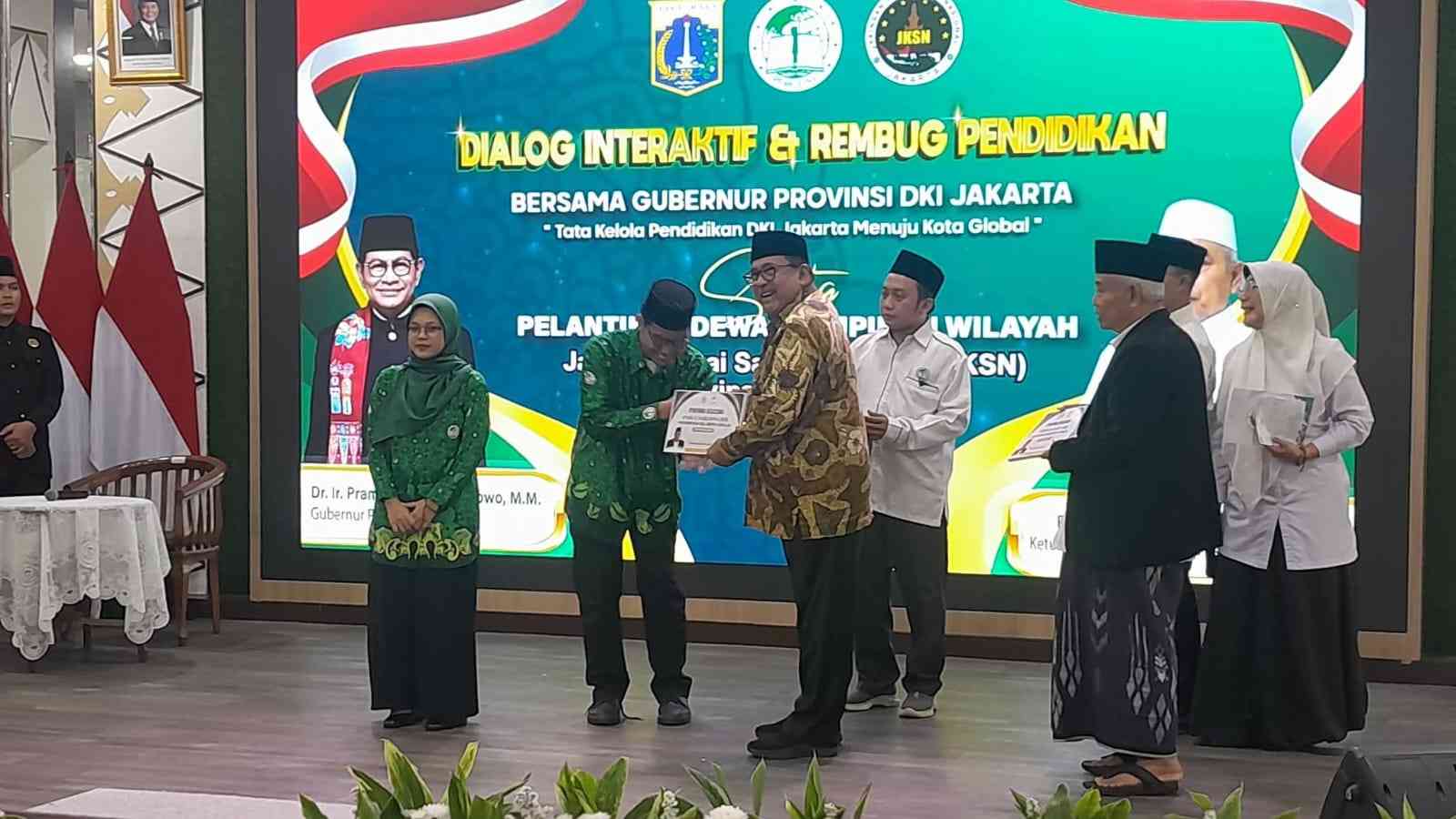 Tampak Wakil Gubernur DKI Jakarta H. Rano Karno dan Prof Dr KH Asep Saifuddin Chalim, MA dalam acara Dialog Interaktif dan Rembug Pendidikan dan pelantikan PW JKSN DKI Jakarta di Balai Kota DKI Jakarta, Kamis (25/9/2025). Foto: bangsaonline
