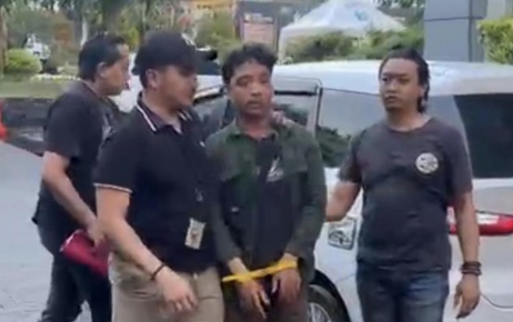 Tangkapan layar video saat pelaku digelandang oleh anggota Reskrim Polres Gresik
