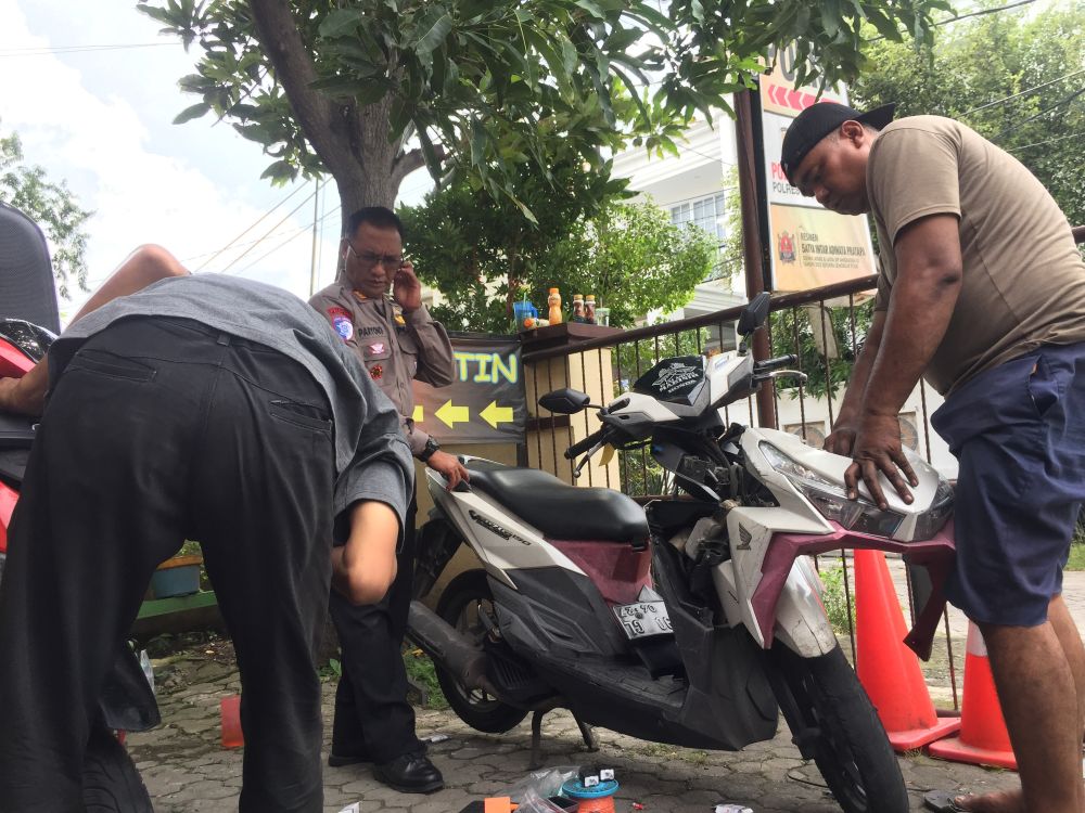 Pemasangan alarm antimaling ke motor warga oleh Polsek Gayungan. Foto: Rusmiyanto/BANGSAONLINE