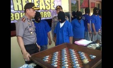 DITANGKAP. Kapolres Bojonegoro, AKBP Hendri Fiuser saat menunjukan barang bukti bola gelundung dan sembilan pelaku. Foto: Eky Nurhadi/BANGSAONLINE