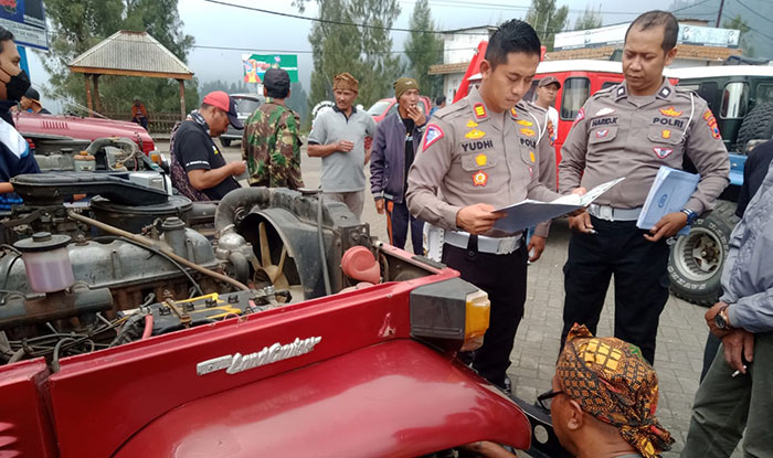 Kasatlantas Polres Pasuruan, AKP Yudhi Anugerah Putra, saat mengecek kendaraan pengangkut penumpang berupa jip di Desa Wonokitri.