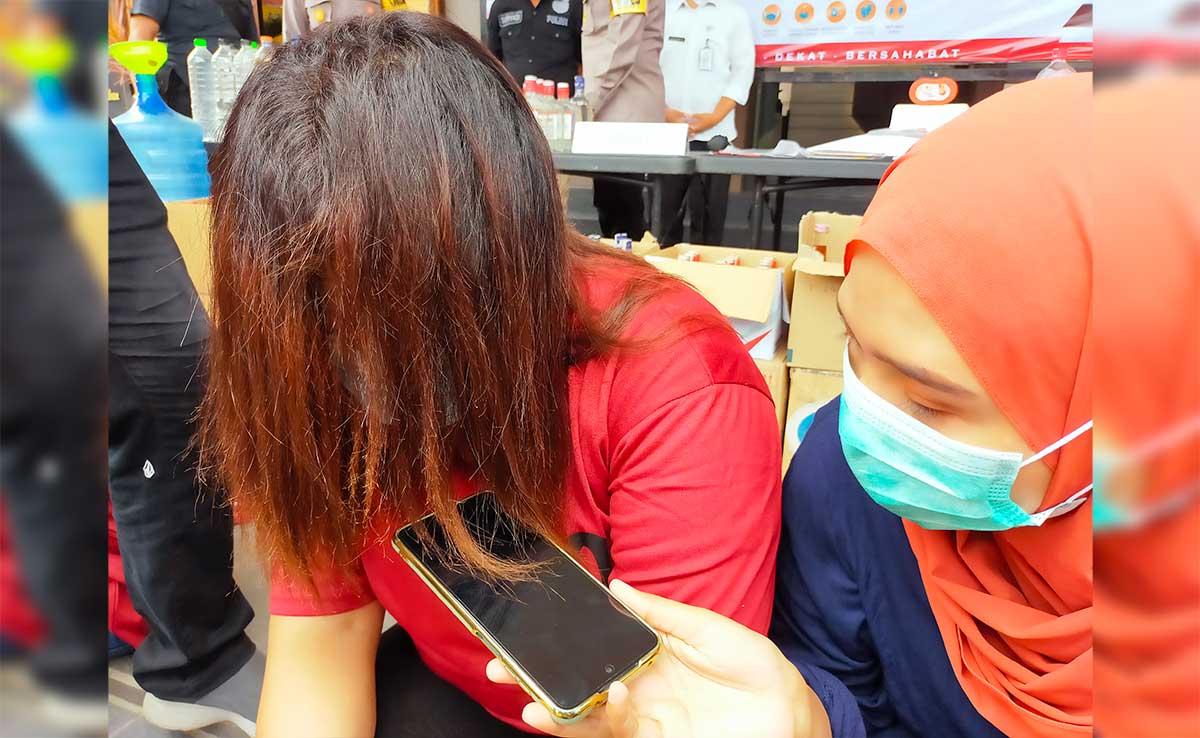 Polisi mengamankan seorang wanita yang menjadi mucikari. Wanita berinisial BY (40) warga Desa Satreyan RT 02 RW 02 Kecamatan Kanigoro Kabupaten Blitar, Rabu (7/4/2021). Foto: ist