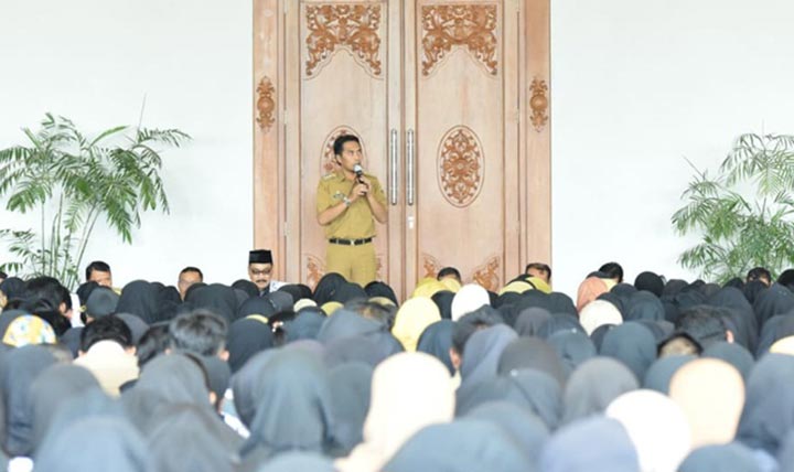 Bupati Madiun H. Ahmad Dawami mengumpulkan tenaga honorer dari Dinas Pendidikan Kabupaten Madiun di Pendopo Ronggo Djoemeno, Senin (15/11).