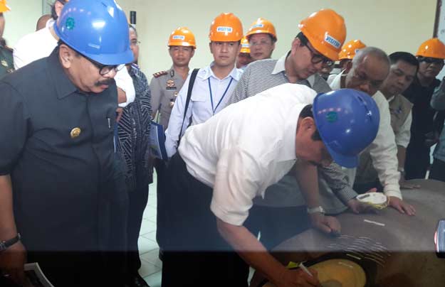 Menteri Kordinator Bidang Kemaritiman RI, Luhut Binsar Panjaitan, didampingi Gubernur Jatim, Soekarwo ketika menandatangani pipa produk PT. Indal Steel Pipe, di kawasan Maspion Manyar. foto: SYUHUD/ BANGSAONLINE
