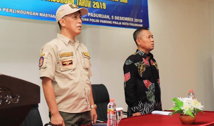 Sekdakot Pasuruan Bahrul Ulum (kanan) didampingi Plt. Kepala Satpol PP Yanuar Afriansyah.