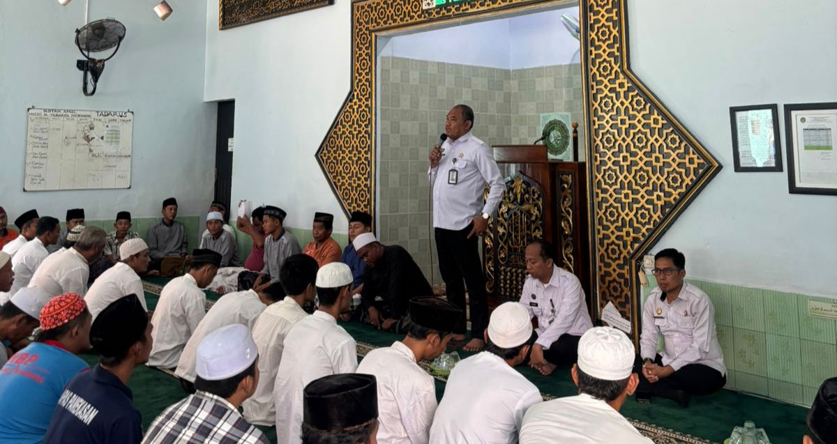 Kepala Lapas Kelas IIA Pamekasan, Syukron Hamdani, saat memimpin doa untuk korban terdampak bencana di Sumatra.
