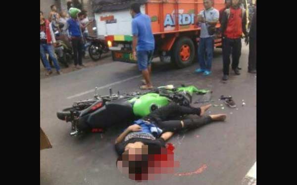 Salah satu korban yang tewas sebelum dievakuasi. foto: ahmad fuad/ BANGSAONLINE