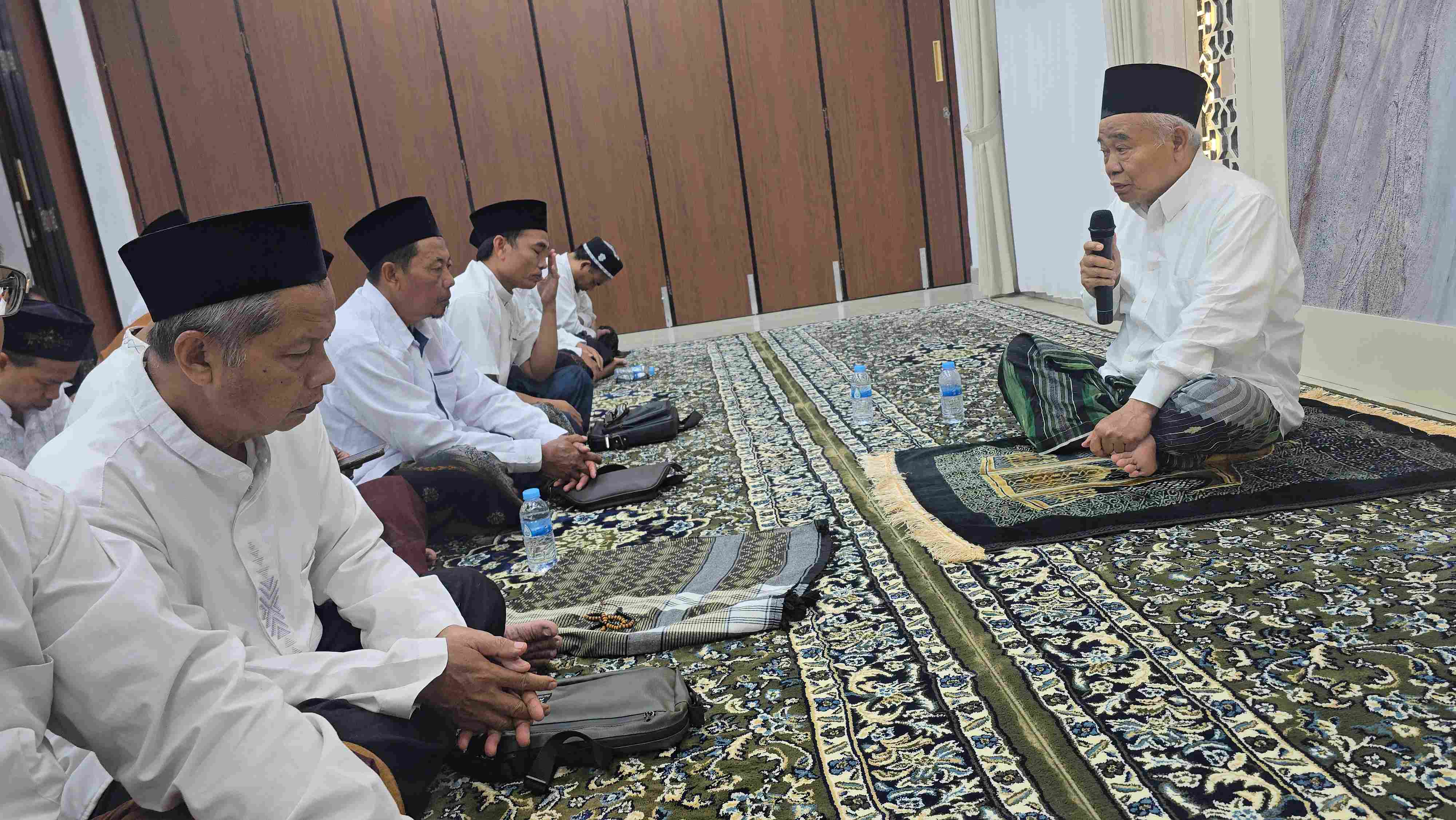 Prof Dr KH Asep Saifuddin Chalim saat memimpin shalat malam dan istighatsah di kantor JKSN di Jalan Siwalankerto Utara Surabaya, Senin (4/5/2026) malam. Foto: MMA/bangsaonline