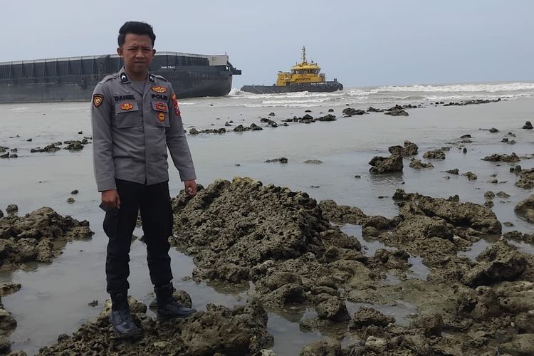5 Hari Berlalu, Kapal Tongkang Muatan Batu Bara yang Terdampar di Sampang Belum Bisa Dievakuasi