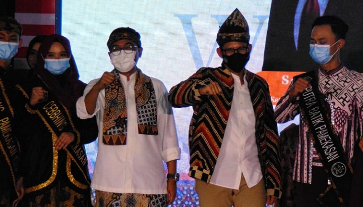 
Sandiaga Salahuddin Uno Menteri Pariwisata dan Ekonomi Kreatif RI bersama Bupati Baddrut Tamam dalam acara Pamekasan Fashion Week di Mandhapa Aghung Ronggosukowati, Pamekasan, Jumat (1/04/22). 