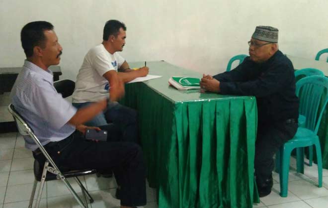 Pasintel Kodim 0817 Gresik, Kapten Infantri Kusamadi ketika minta keterangan pelaku. foto: SYUHUD/ BANGSAONLINE