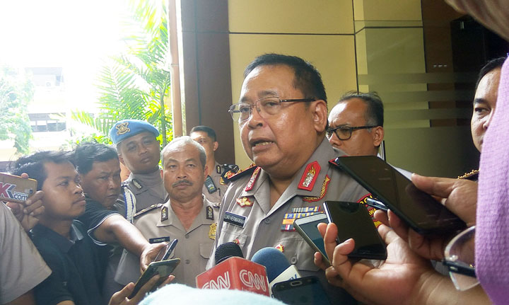 Kapolda Jatim Irjen Pol Luki Hermawan saat diwawancarai wartawan di Mapolda Jatim, Senin (13/1).