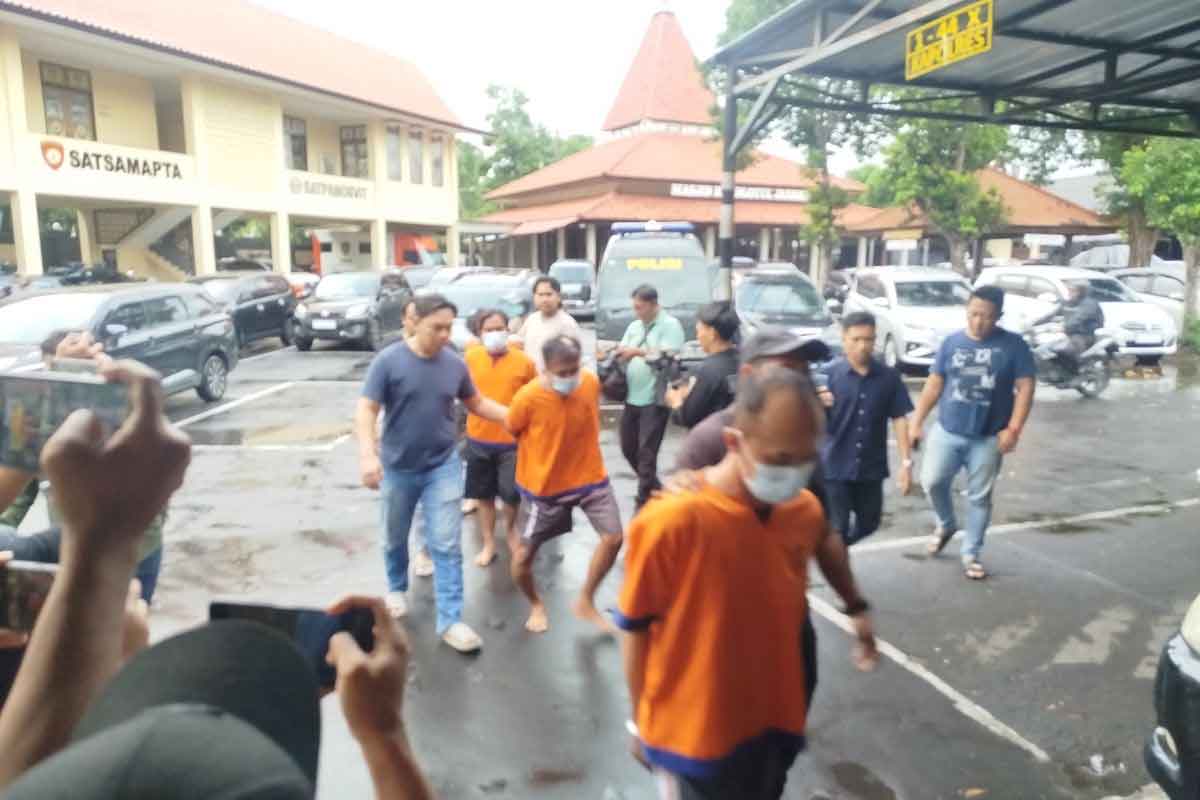 mpat tersangka pembacokan Banyuwangi digiring ke tahanan di Mapolresta Banyuwangi, Senin (10/3/2025)