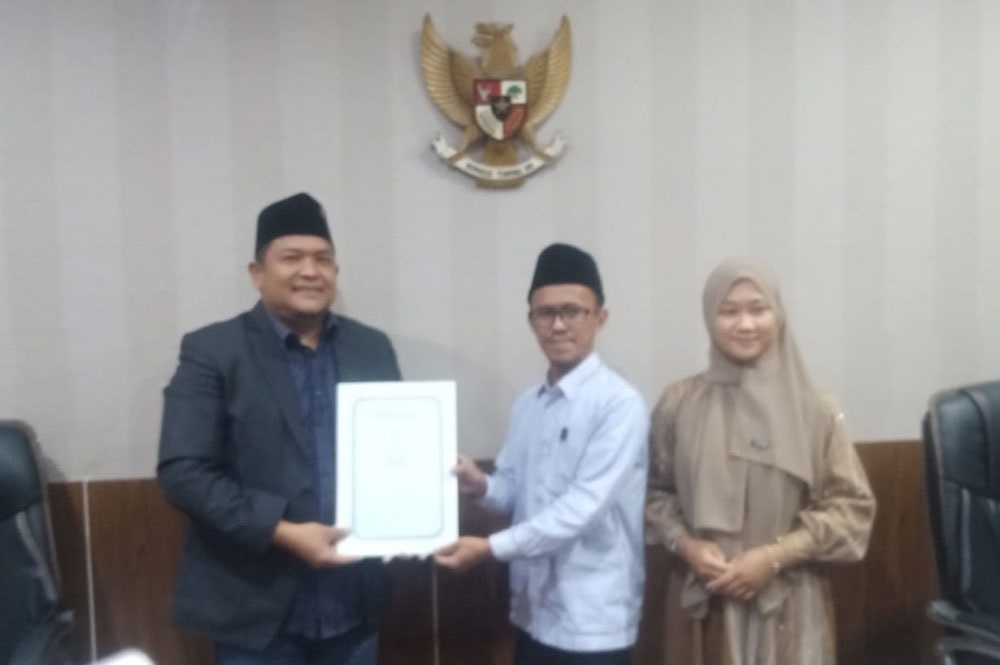 Siswi MA NU Sunan Giri Prigen, Yulinda Anisa Azhara, saat berada di DPRD Kabupaten Pasuruan bersama kepala sekolah.