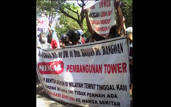 Aksi warga Bangoan saat demo di depan gedung dewan Tulungagung. (foto: zuli purwanto/BANGSAONLINE)