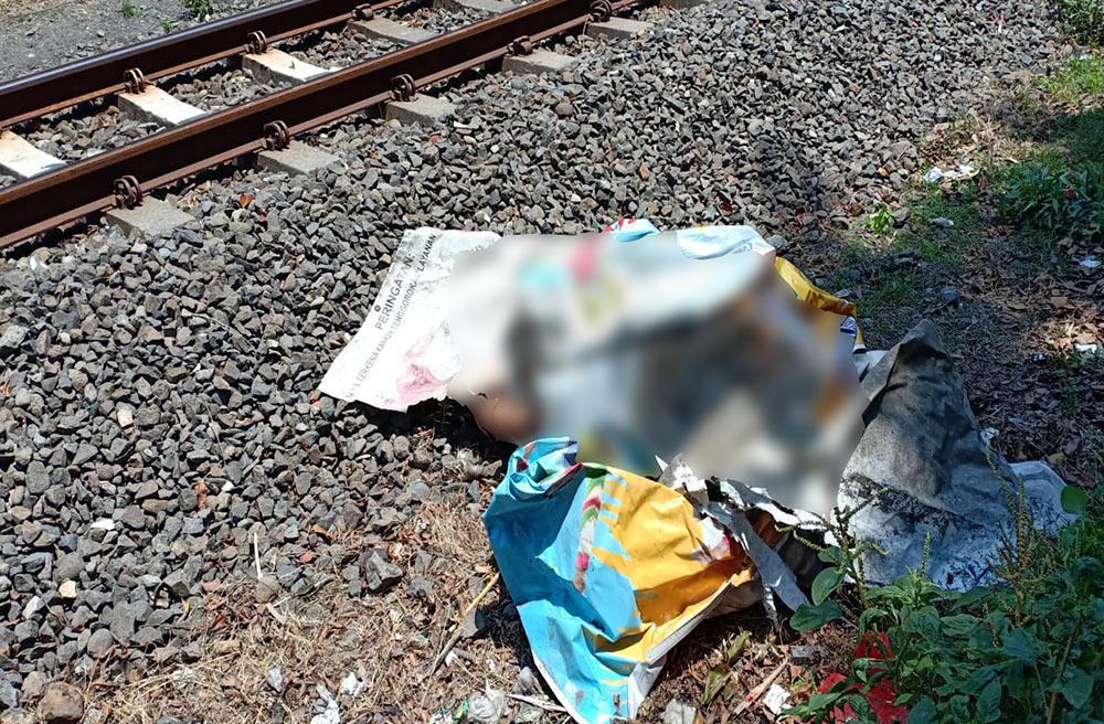 Jenazah korban yang tewas tertabrak kereta komuter sebelum dievakuasi.