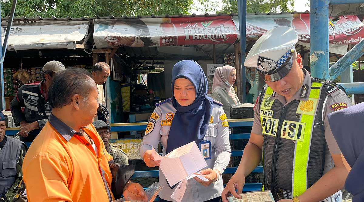 Ramp check yang dilakukan petugas dari Satlantas Pasuruan Gelar di Terminal Pandaan.