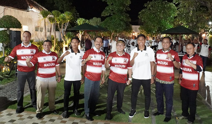 Bupati Pamekasan, Baddrut Tamam, saat menggelar silaturahmi dengan Tim Madura United FC di halaman belakang Mandhapa Agung Ronggosukowati. 