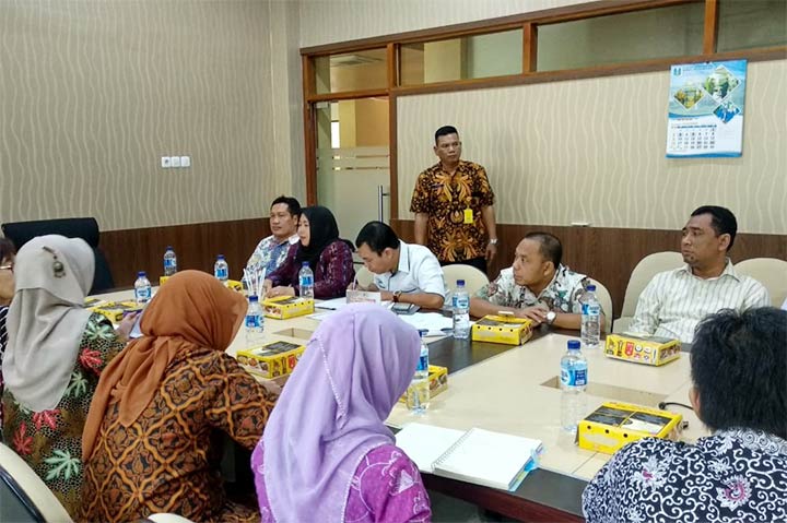 KONSULTASI: Komisi D DPRD Sidoarjo mendampingi perawat Ponkesdes menyampaikan aspirasi ke Dinkes Jatim, Selasa (8/1). foto: ist