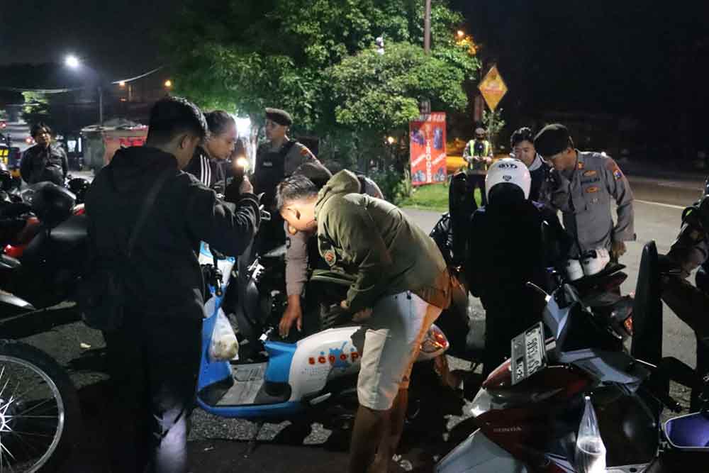 Polres Mojokerto Kota saat melakukan razia sajam dan senpi. (Ist)