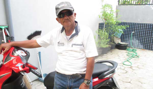 Hamid dan sepeda motornya, semasa belum dicuri. foto: faisal/ BANGSAONLINE