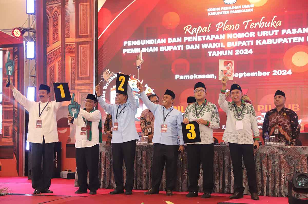Para paslon setelah mengambil nomor urut yang disediakan KPU Pamekasan.