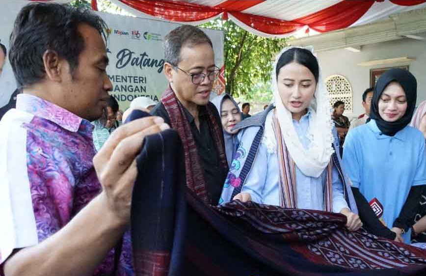 Wali Kota Kediri Vinanda Prameswati (kanan) saat mendampingi Wamendag RI Dyah Roro Esti Widya Putri melihat tenun ikat bandar kidul. (Ist)