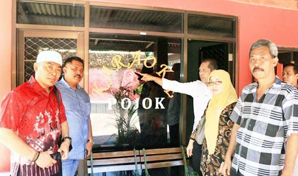 Anggota Dewan saat sidak di lokalisasi Kedung Banteng. foto: BANGSAONLINE