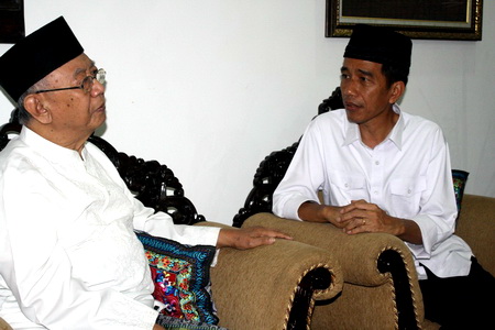 Jokowi sowan ke kediaman KH Salahuddin Wahid. foto:muhammad syafii/BANGSAONLINE