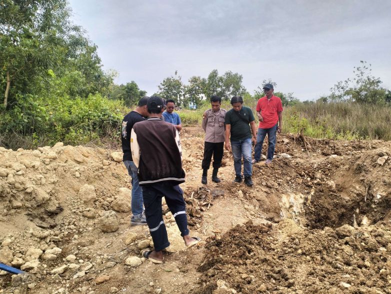 Anggota Polres Sampang saat memeriksa TKP penemuan kerangka manusia di Camplong