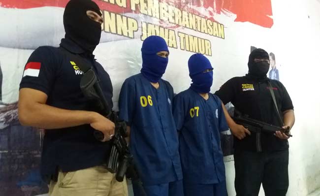 Tersangka pengedar ribuan dan kiloan narkotika yang tertangkap BNNP Jatim.