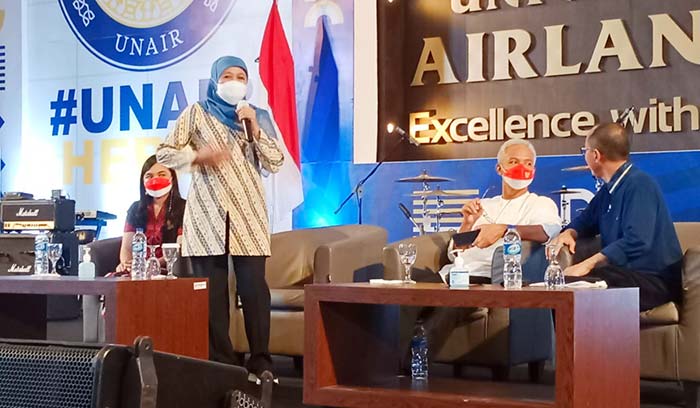 Gubernur Jawa Timur, Khofifah Indar Parawansa, saat memberi motivasi dan memacu semangat  para generasi muda Amerta Abiseka 2022 yang tengah menjalani PKKMB di ACC Unair.