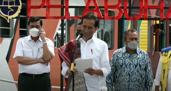 Inilah tangkapan layar Luhut Binsar Pandjaitan telepon ketika Presiden Jokowi sedang menyampaikan pidato  dalam kunjungan kerja kawasan Dermaga Pelabuhan Ajibata, Toba, Sumatera Utara. Foto: youtube