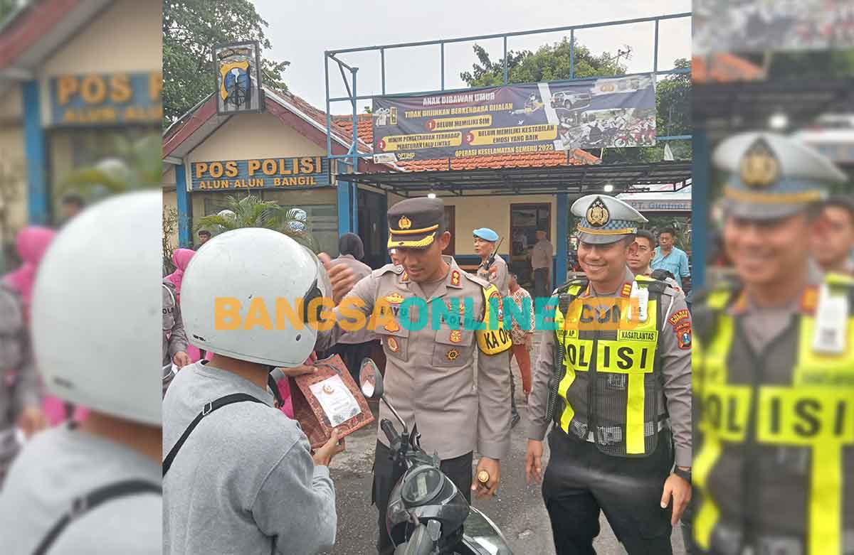 Kapolres Pasuruan, AKBP Bayu Pratama Gubunagi, saat membagikan takjil dan sembako untuk masyarakat. Foto: AHMAD FUAD/BANGSAONLINE