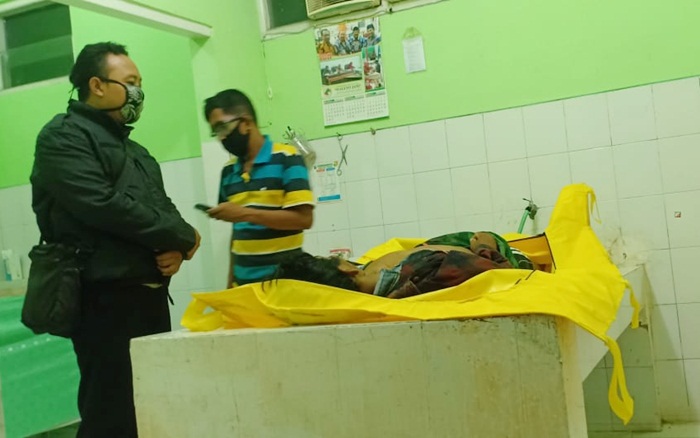 Jasad Dullah, pelaku begal saat di kamar mayat RSUD Waluyo Jati Kraksaan.