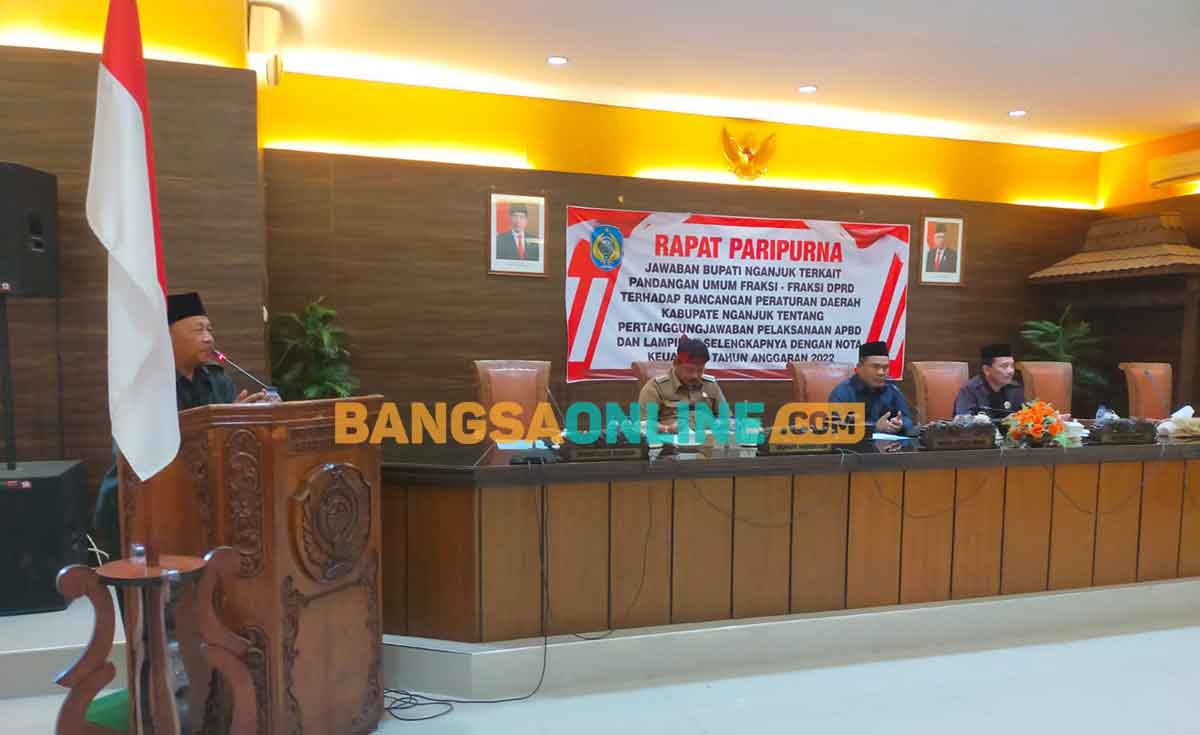 Wakil Ketua DPRD Nganjuk, Jianto, saat memimpin rapat paripurna terkait jawaban bupati. Foto: BAMBANG DWI JULIANTO/BANGSAONLINE
