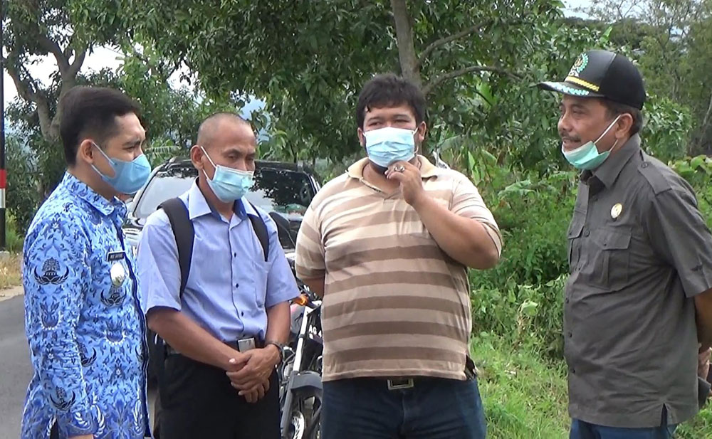 Ketua DPRD Nganjuk Tatit Heru Tjahyono (kanan) saat melakukan kunjungan ke lokasi penampungan korban longsor Dusun Selopuro, Kamis (17/2).