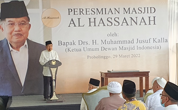 Yusuf Kalla saat meresmikan Masjid Al-Hasanah.