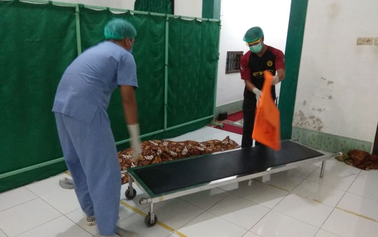 Jenazah almarhum saat hendak dibawa ke RS Pusdikgasum, Porong.