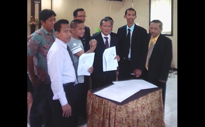 Kedua belah pihak usai menandatangani kesepakatan damai.