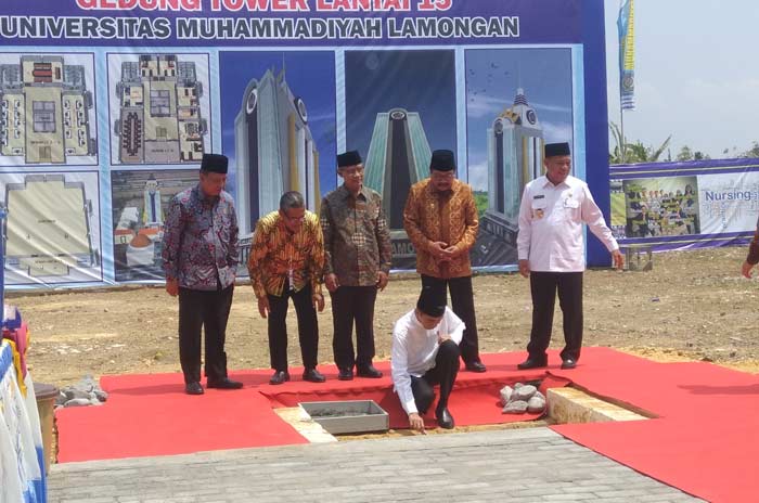 Presiden Jokowi saat peletakan batu pertama pembangunan tower di Kampus UM Lamongan.