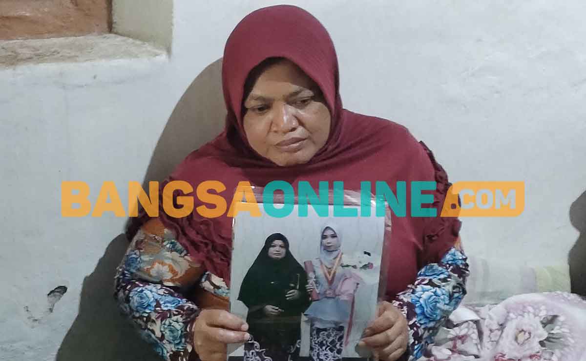 Ibu korban, Sulastri, saat menunjukkan potret Desi Lailatul Qoiriyah. Foto: MUJI HARJITA/BANGSAONLINE