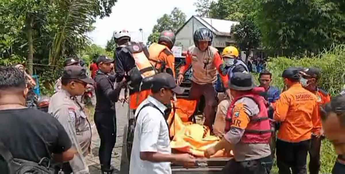 Evakuasi bocah tenggelam di Jombang.