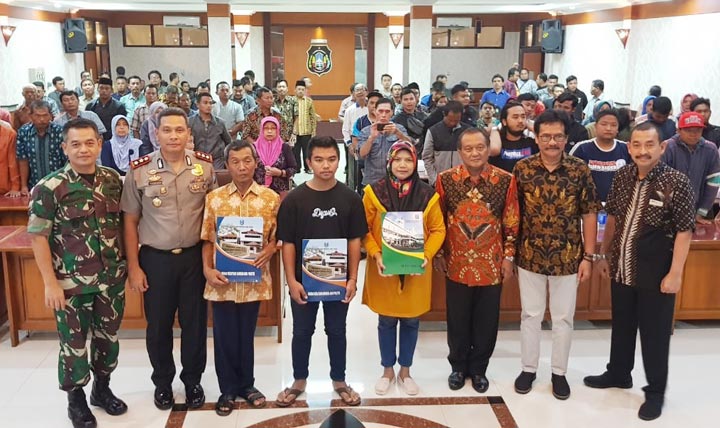 Kepala Bakesbangpol Jonathan Judianto, didampingi Kabiro Umum Setdaprov Jatim Yanuar Rahmadi menyerahkan bantuan Gubernur Jatim untuk korban dampak perselisihan suporter sepakbola saat semifinal Piala Gubernur Jatim 2020 di Kota Blitar, belum lama ini. foto: ist.