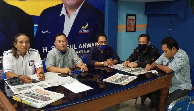 Nur Hudi (kiri), bersama jajaran pengurus DPD Nasdem Gresik saat rapat koordinasi. foto: SYUHUD/ BANGSAONLINE