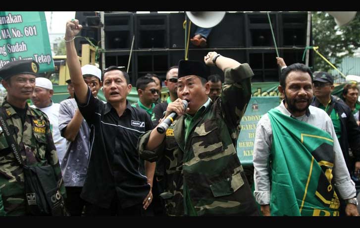 Massa PPP Kubu Djan Farid berorasi saat demonstrasi di depan Kantor Kemenkum HAM, di Jakarta, Senin (25/4). foto detik.com