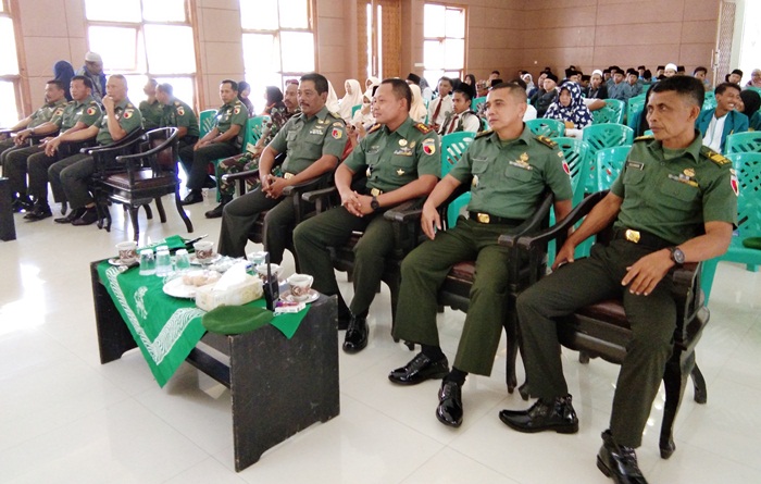 Dandim 0810 Nganjuk Letkol Arh Sri Rusyono saat menikmati penampilan peserta lomba hadrah. foto: BAMBANG/ BANGSAONLINE