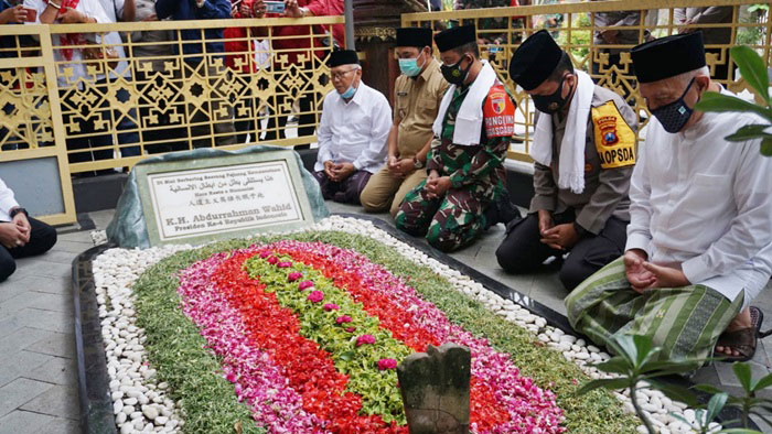 Kapolda Jawa Timur Irjen Pol Dr. Nico Afinta bersama Pangdam V Brawijaya didampingi KH. Abdul Hakim Mahfud saat ziarah Makam Gus Dur, Senin (30/11/20) siang.